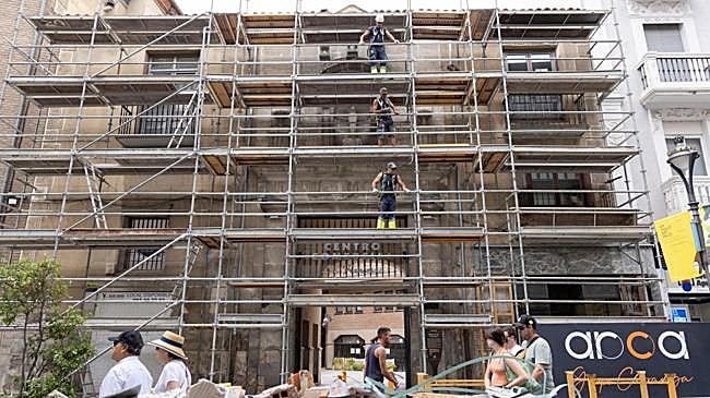 Imagen antes - La centenaria portada de Las Francesas muestra el resultado de su rehabilitación