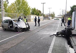 El coche siniestrado, ya de día antes de ser retirado.
