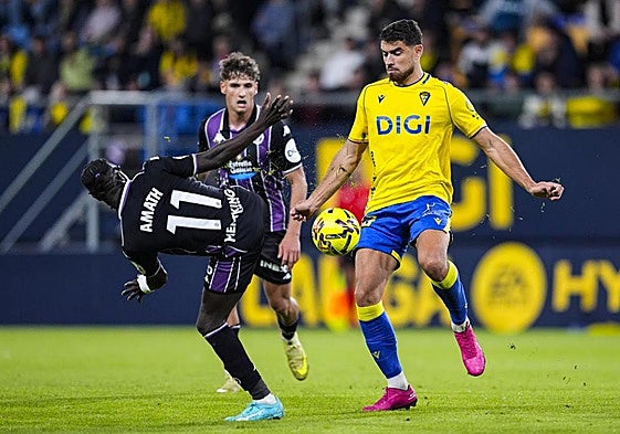 Amath pelea con el balón con Álvaro García Pascual durante el último Cádiz-Real Valladolid.