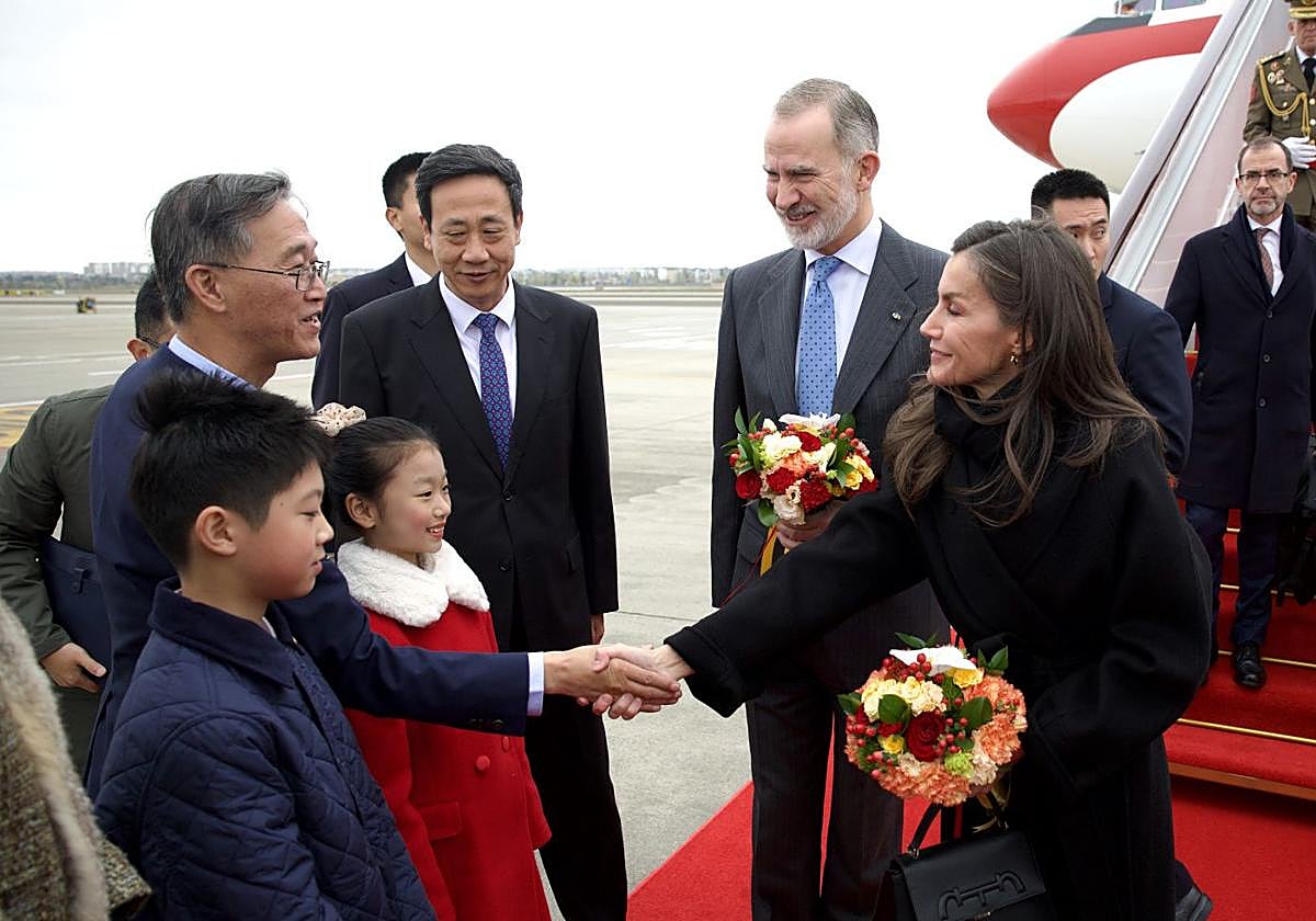 Los Reyes a su llegada al Aeropuerto Internacional de Chengdú.