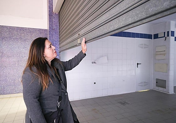 Marga Velasco muestra los puestos del Mercado de Delicias en los que abrirá su cafetería antes de final de año.