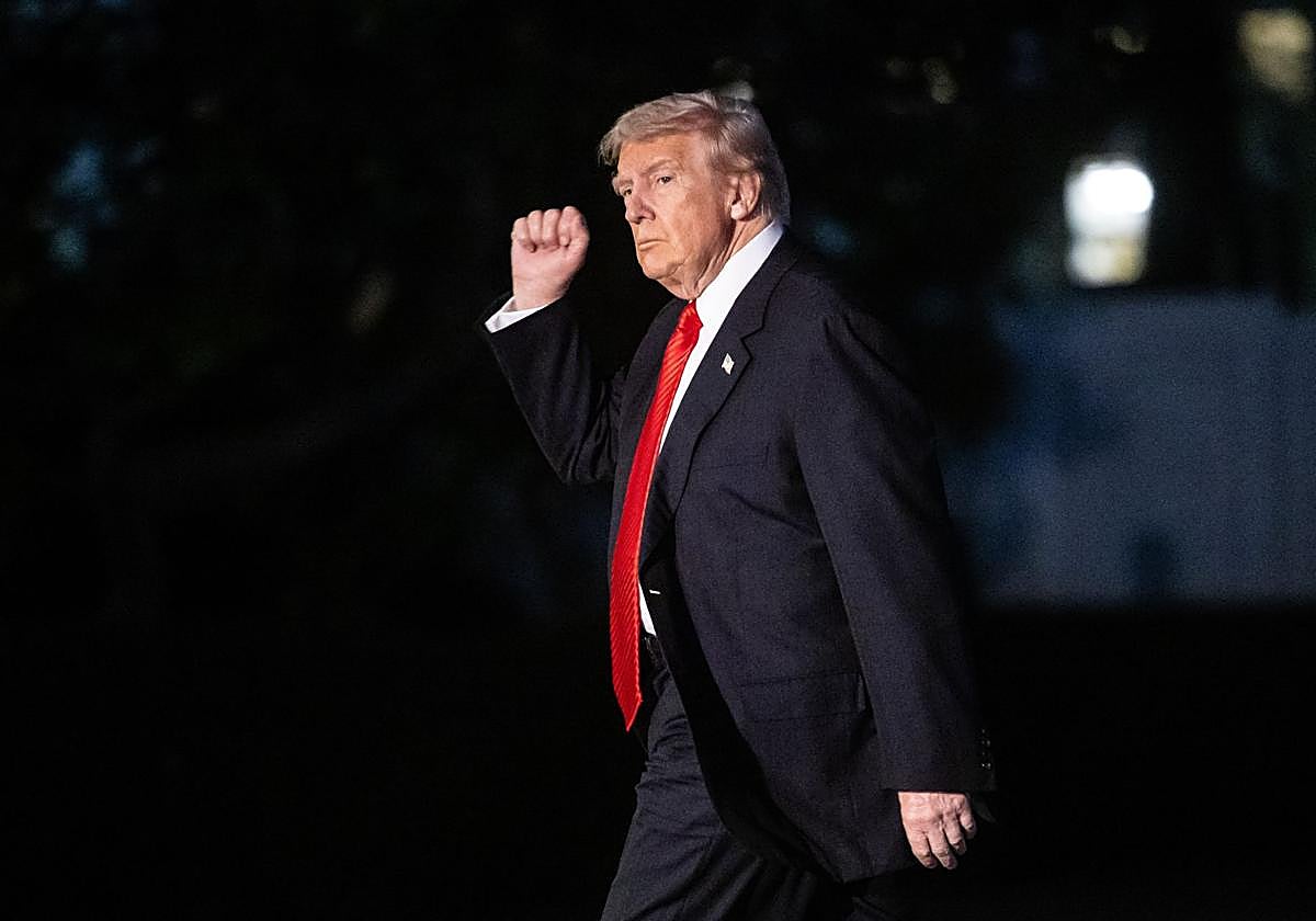 Donald Trump caminando por uno de los jardines de la Casa Blanca el pasado 2 de noviembre.