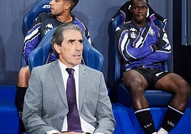 Almada, observado por Alani, en el banquillo de Cádiz el pasado domingo.