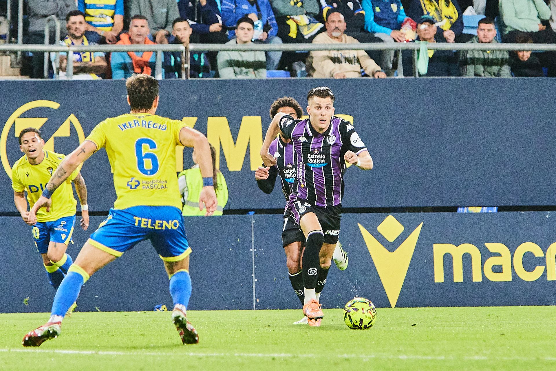 El partido entre el Cádiz y el Real Valladolid, en imágenes (1/2)