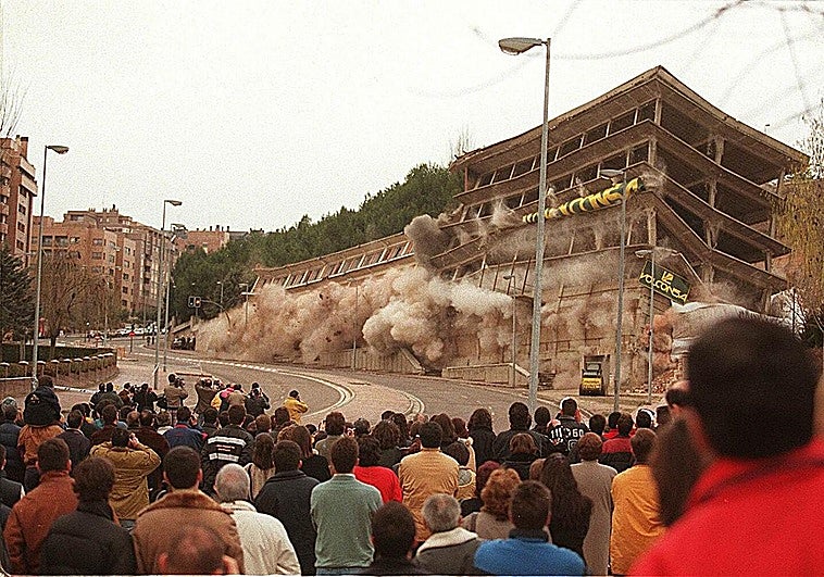 Voladura en 1999 del edificio de la subida a Parquesol por Doctor Villacián.