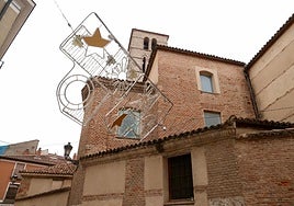 El arco de luces de Navidad que se ha desprendido en la calle San Martín, ya recolocado este lunes por la mañana.