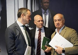 El portavoz adjunto del PP, Miguel Ángel García Nieto (derecha), junto a David Hierro y Carlos Menéndez, de Vox.