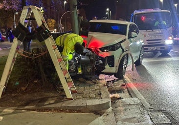Un coche se estrella contra un semáforo, que le cae encima, en la Avenida Zamora de Valladolid