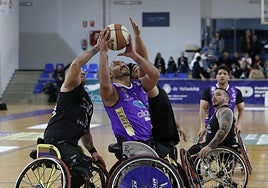 Disputa por un balón durante el partido.