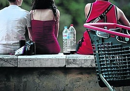Jóvenes con botellas de calimocho en el espigón de la playa de las Moreras.
