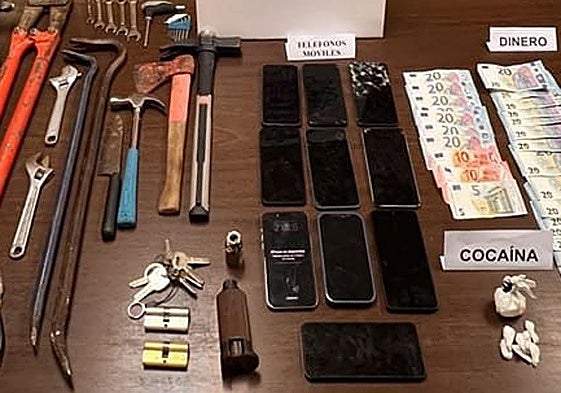 Material, dinero, droga y objetivos incautados.