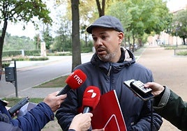 Ángel Galindo, portavoz de IU en el Ayuntamiento de Segovia, en el Paseo del Salón.