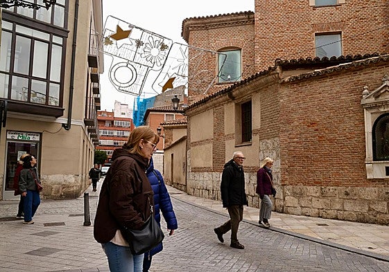 Luces de la zona de San Martín que se desprendieron en la mañana de este lunes.