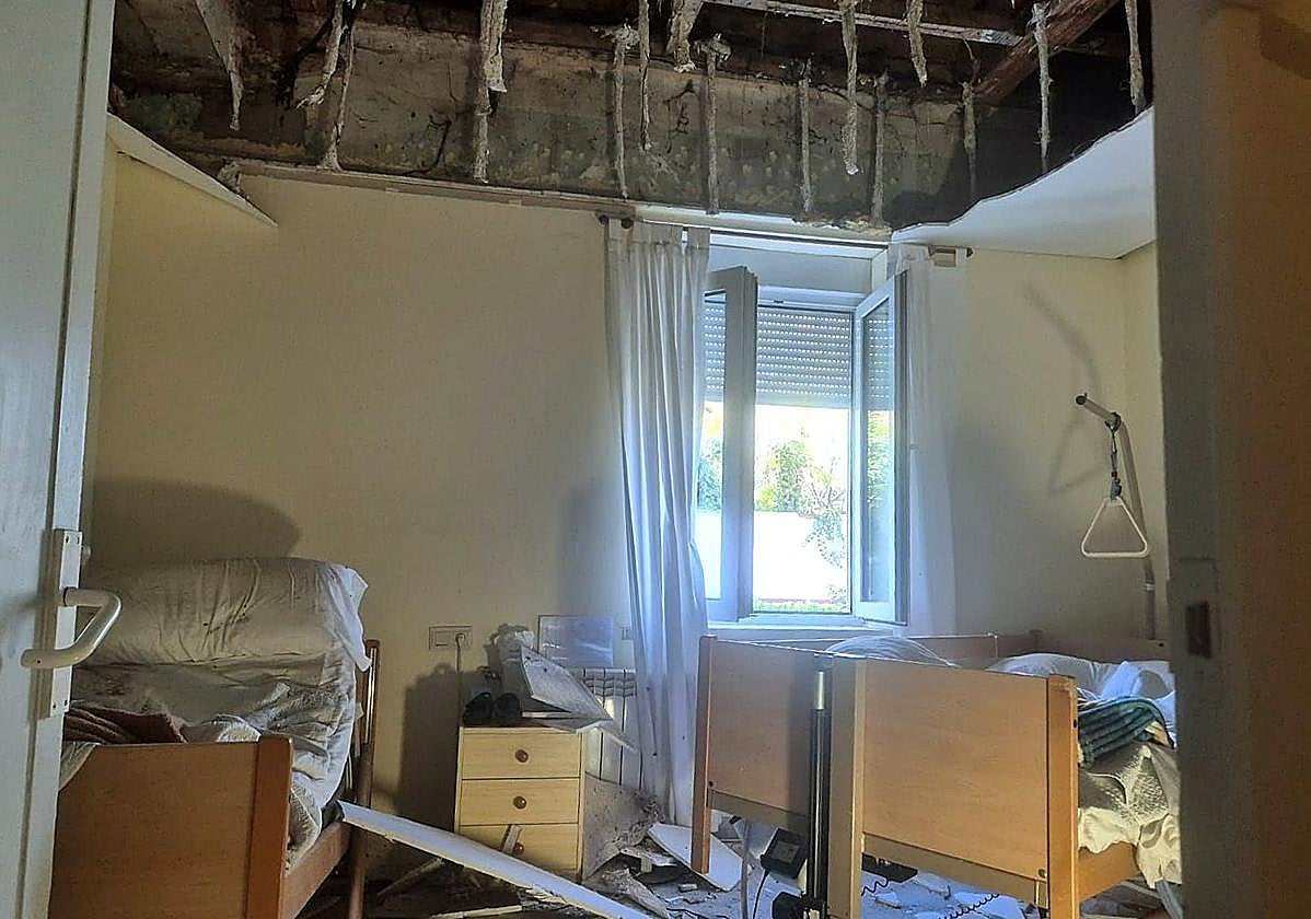 Estado en el que quedó la habitación tras derrumbarse el falso techo.