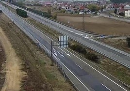 Autovía A-6 a la altura de la localidad vallisoletana de Rueda, en cuyas inmediaciones se ha producido el accidente de tráfico.