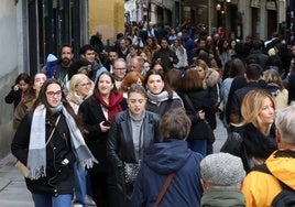 El dia festivo en Madrid llena las calles de Segovia