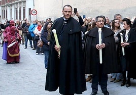Víctor García Rubio, actual presidente de la junta de cofradías, durante una procesión.