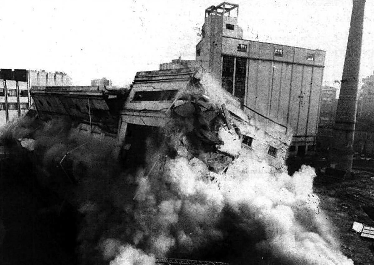Imagen secundaria 1 - Arriba, edificio desaparecido de la antigua fábrica de cerveza Cruz Blanca. Abajo, dos momentos de las voladuras de 1991 y 1992, quedando únicamente en pie la chimenea de la cervecera vallisoletana.