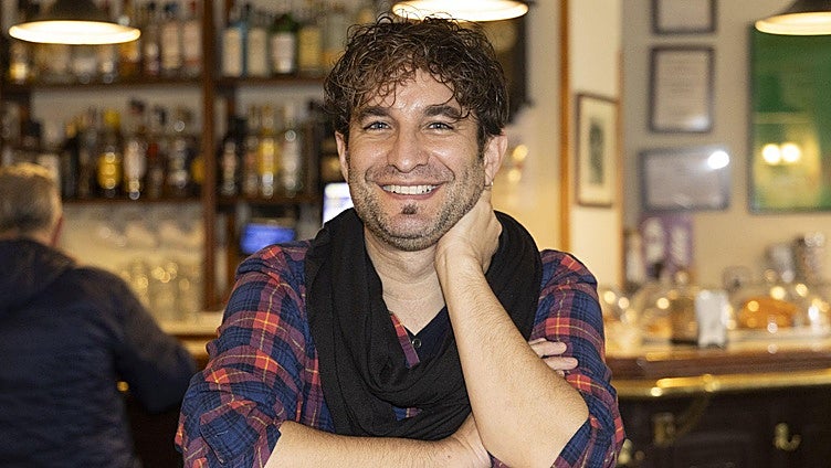 El actor y cantante de Cantajuego Rodrigo Puertas en la cafetería vallisoletana El Minuto.