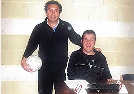 Javier Herrero, en uno de los partidos que arbitró, con la ayuda de su hijo David