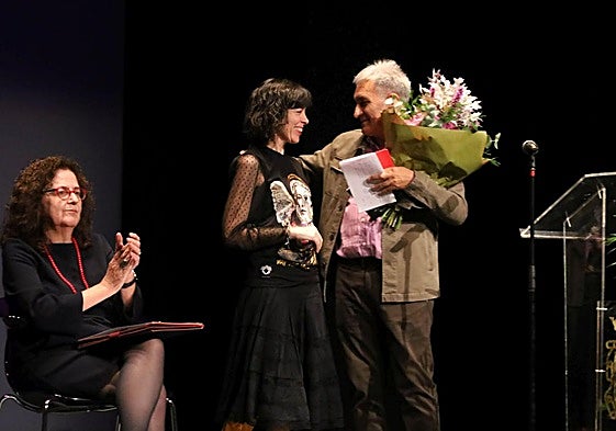 Cándido Abril y Elisa Hermano, con Concha Lobejón al lado, este martes en la inauguración del curso de la UPP en el Principal.
