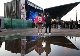 Dos jóvenes con banderas de León en el concierto de Juan Magán por el Día de la Comunidad.