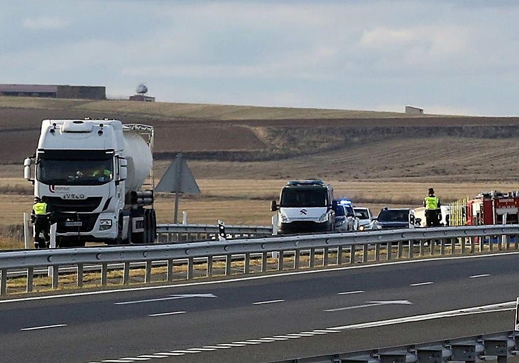 El camión involucrado en el accidente, a la izquierda, junto a los servicios de emergencia.
