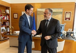 Goyo Ezama, director general de El Norte de Castilla, y Carlos Pollán, presidente de la Fundación Castilla y León, durante la firma del convenio.