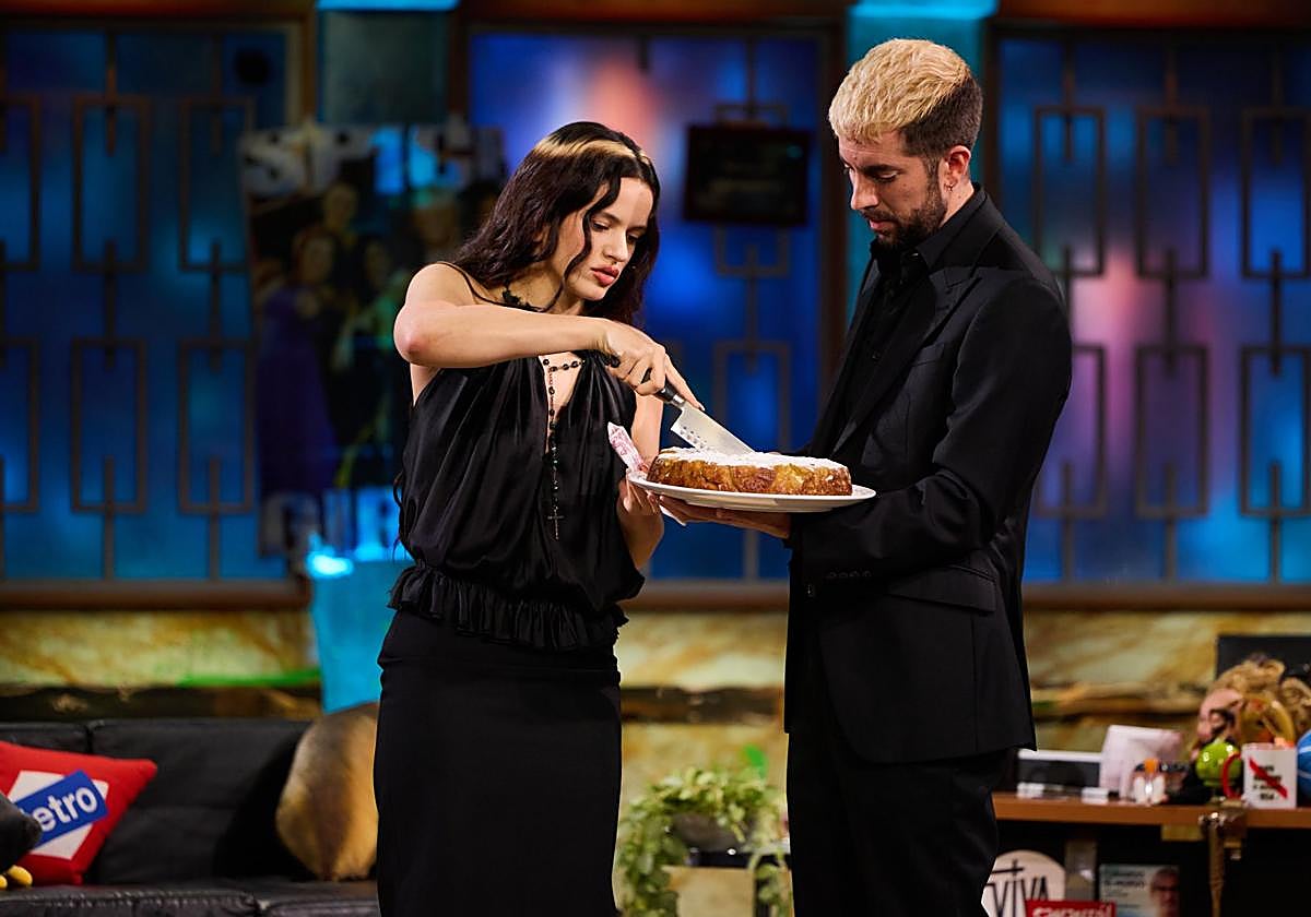 Rosalía, con David Broncano este lunes en 'La Revuelta' de TVE.