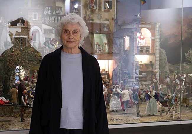 Carmen Alonso-Pimentel, junto al Belén Napolitano que ha diseñado para el Museo Diocesano de San Sebastián.