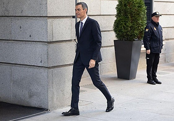 El presidente del Gobierno, Pedro Sánchez, a su llegada a una sesión de control al Gobierno, en el Congreso de los Diputados, este miércoles.