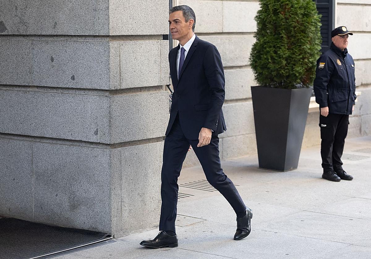 El presidente del Gobierno, Pedro Sánchez, a su llegada a una sesión de control al Gobierno, en el Congreso de los Diputados, este miércoles.