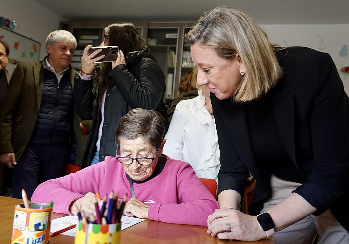 Blanco visitó a La Bañeza para conocer la ampliación del centro de día de personas con Alzheimer.