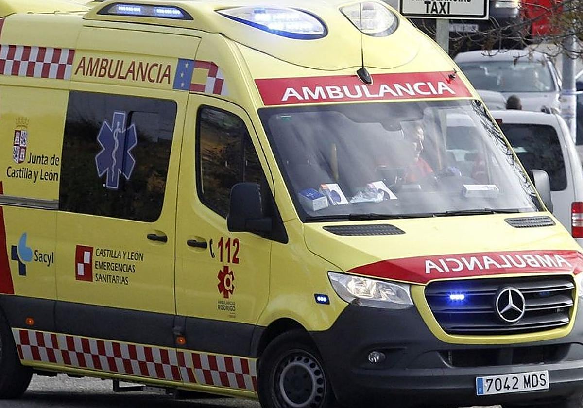 Ambulancia entrando en Urgencias del Hospital General Universitario de Segovia.