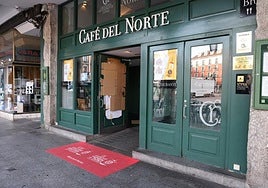 Puerta del Café del Norte, en la Plaza Mayor de Valladolid, cubierta con cartones tras ser reventada de madrugada.