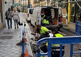 La calle Cánovas del Castillo, cortada al tráfico tras hundirse la rejilla de un sumidero este miércoles.