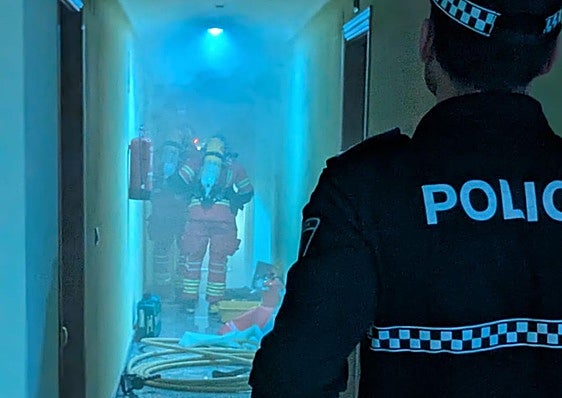 Los bomberos y la Policía Local trabajan en el piso siniestrado.