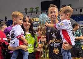Ángel Velasco 'Lin', con su familia tras ganar con Palma Futsal la copa Intercontinental.