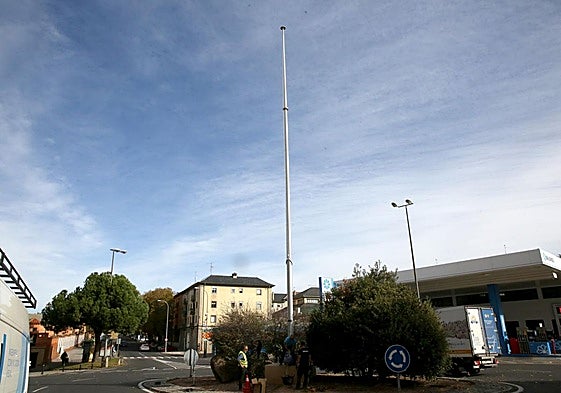 El mástil en la glorieta de la Pista.