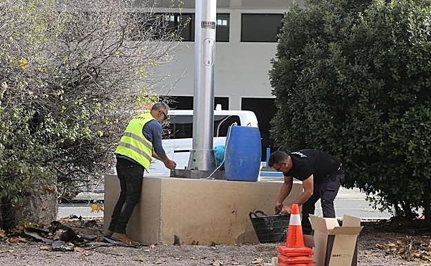 Varios operarios trabajan en la zapata de hormigón.