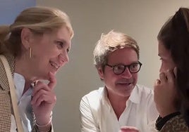 Miri junto a sus padres.