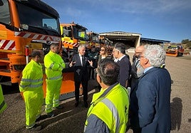 Comisión coordinadora de la campaña de vialidad invernal 2025-2026, este miércoles en la localidad palentina de Dueñas.