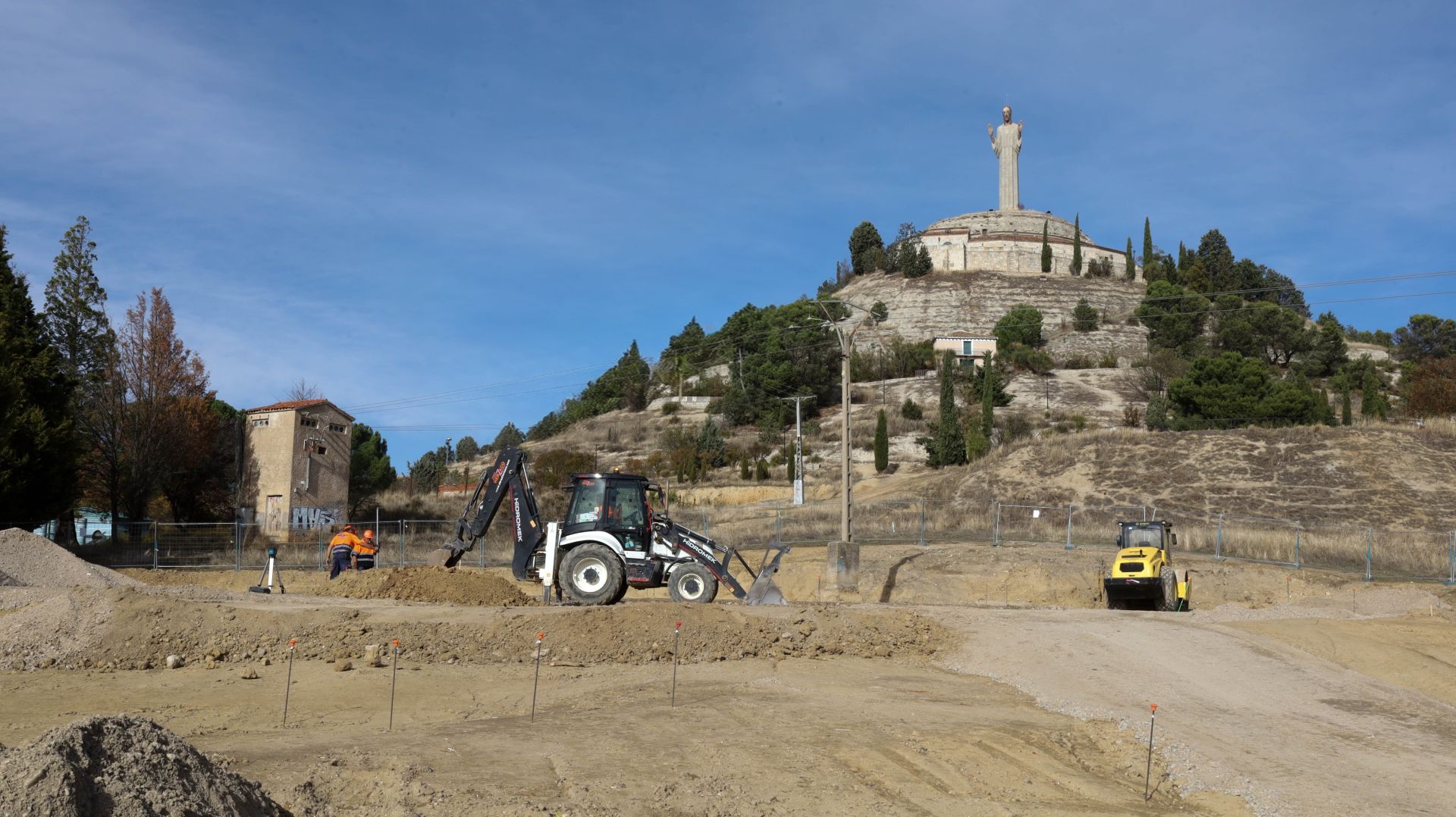 Obras del aparcamiento disuasorio ubicado en las faldas del cerro del Otero.