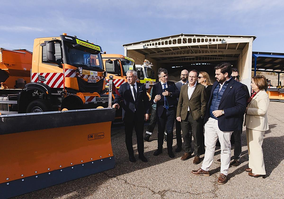 El delegado del Gobierno, a la izquierda, en el centro de conservación de carreteras de Dueñas.