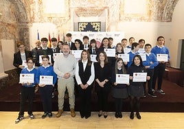 Los ganadores de la edición de 2024 junto a promotores y patrocinadores del concurso.