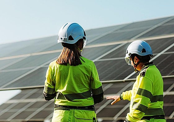 Dos operarios trabajan en un parque fotovoltáico, en una imagen de archivo.
