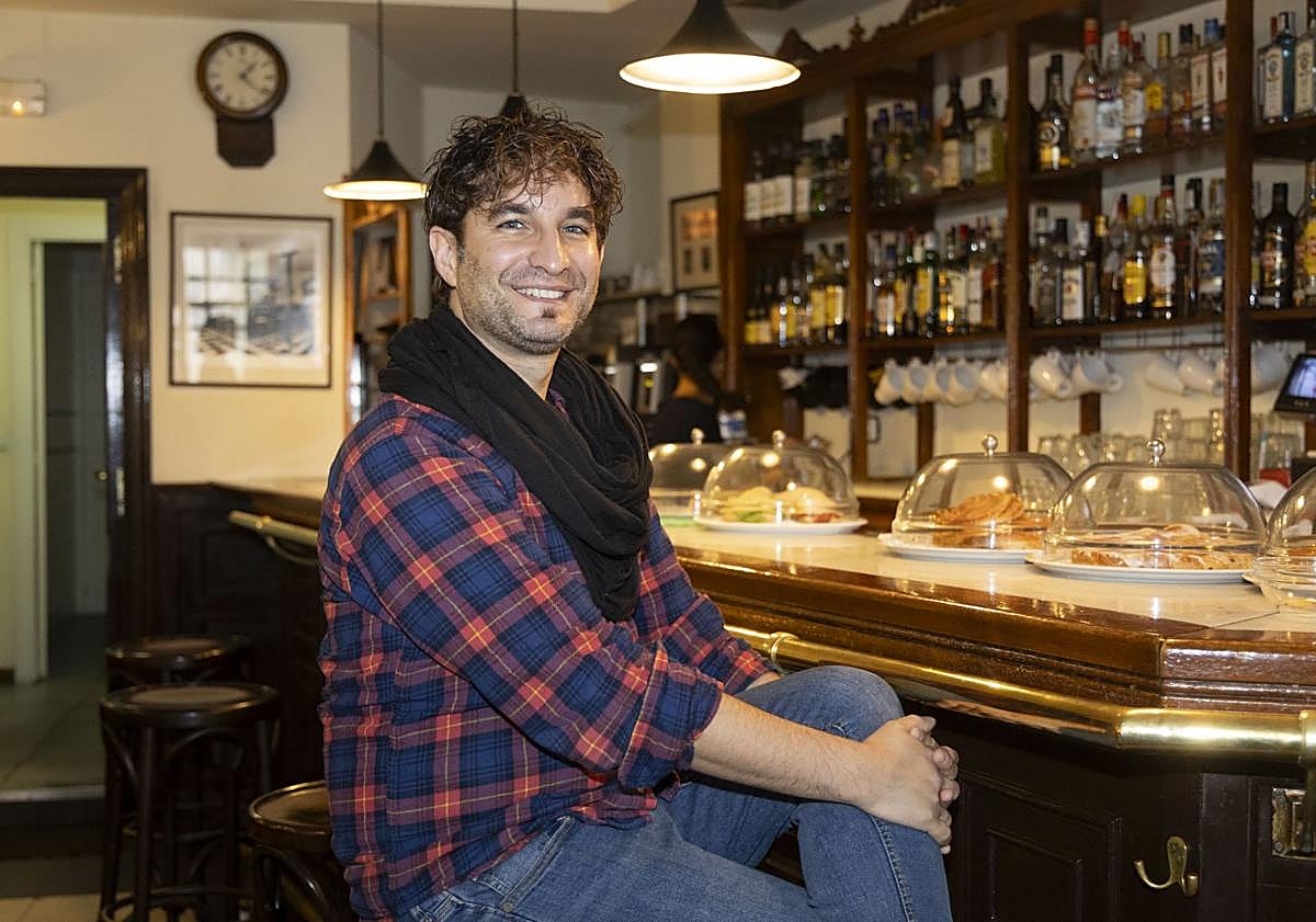 Imagen principal - El actor y cantante de Cantajuego Rodrigo Puertas en la cafetería vallisoletana El Minuto.