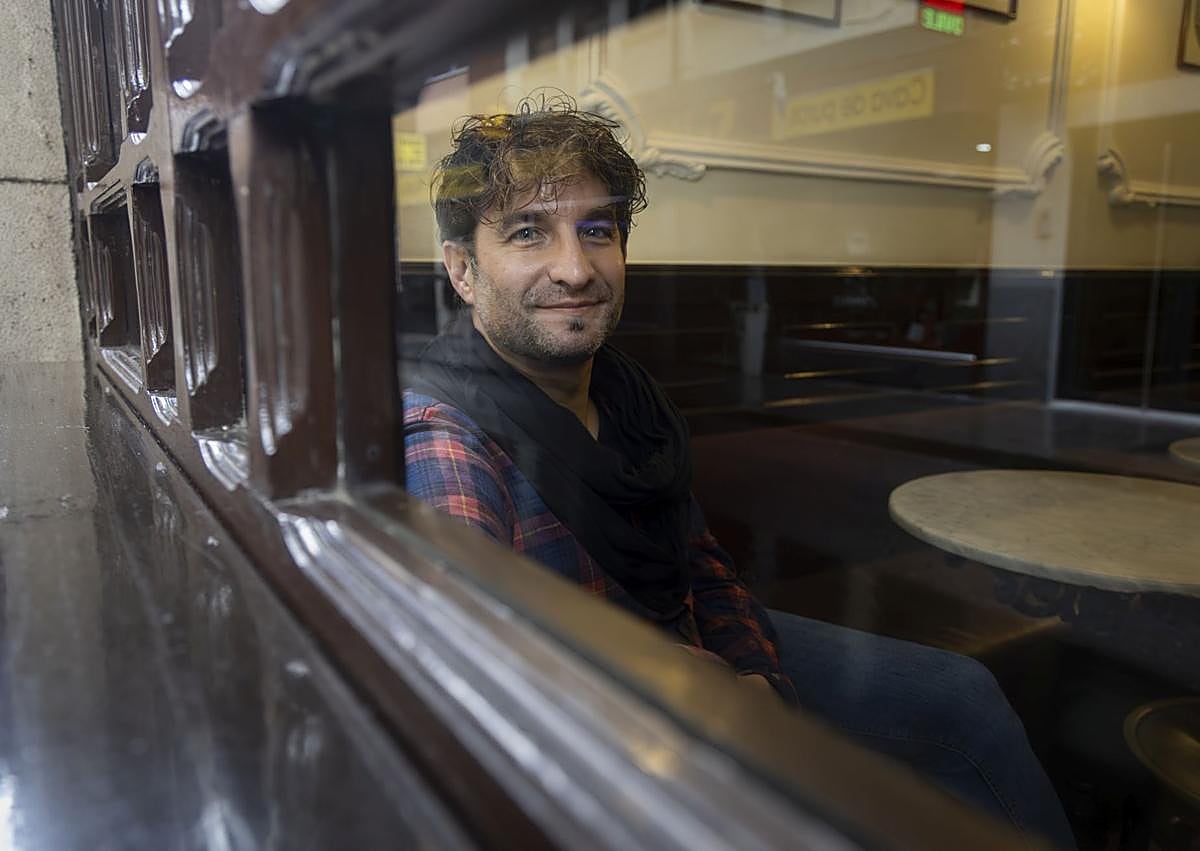 Imagen secundaria 1 - El actor y cantante de Cantajuego Rodrigo Puertas en la cafetería vallisoletana El Minuto.