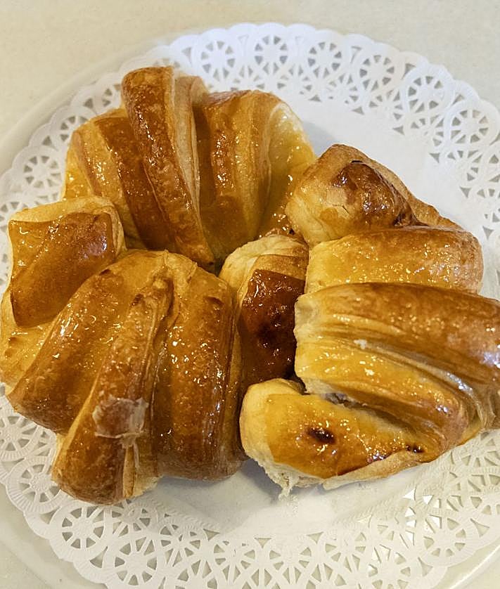 Imagen secundaria 2 - El actor y cantante de Cantajuego Rodrigo Puertas en la cafetería vallisoletana El Minuto.