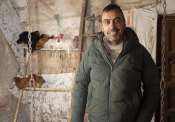 Ángel Macías con sus gallinas.